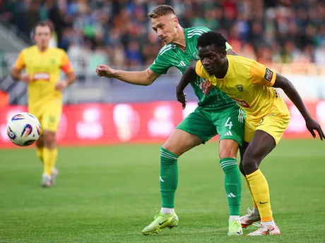 Na snímke v popredí sprava Xavier Adang (Žilina) a Patrik Šimko (Prešov) bojujú o loptu v zápase 13. kola futbalovej Niké ligy medzi FC Tatran Prešov - MŠK Žilina.