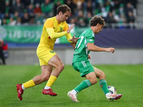 Na snímke zľava Aleksandre Narimanidze (Žilina) a Andy Masaryk (Prešov) bojujú o loptu v zápase 13. kola futbalovej Niké ligy medzi FC Tatran Prešov - MŠK Žilina.