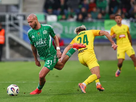 Na snímke v popredí sprava Samuel Ďatko (Žilina) a Jozef Menich (Prešov) bojujú o loptu v zápase 13. kola futbalovej Niké ligy medzi FC Tatran Prešov - MŠK Žilina.