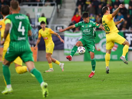 Na snímke uprostred sprava Miroslav Káčer (Žilina) a Roman Begala (Prešov) bojujú o loptu v zápase 13. kola futbalovej Niké ligy medzi FC Tatran Prešov - MŠK Žilina.