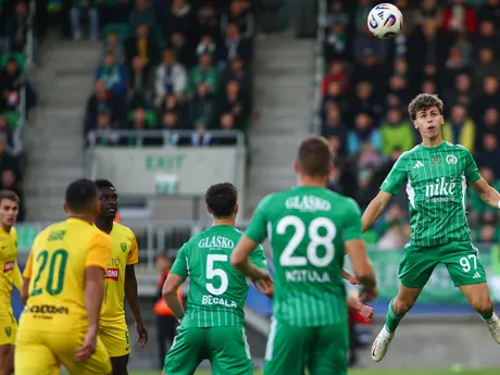 Na snímke vpravo Andy Masaryk (Prešov) bojuje o loptu v zápase 13. kola futbalovej Niké ligy medzi FC Tatran Prešov - MŠK Žilina.