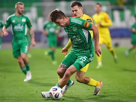 Na snímke  v popredí sprava Patrik Iľko (Žilina) a Taras Bondarenko (Prešov) bojujú o loptu v zápase 13. kola futbalovej Niké ligy medzi FC Tatran Prešov - MŠK Žilina.