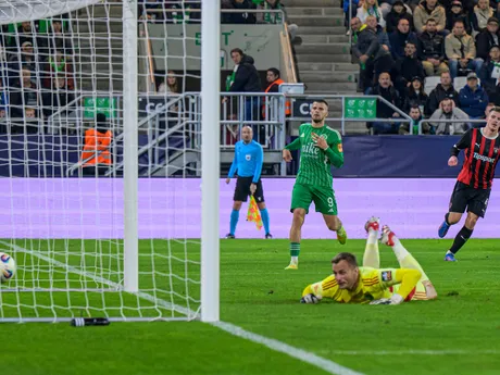Gólová akcia Trnavy, zľava Martin Regáli, brankár Pavol Bajza (Prešov), Libor Holík (Trnava) počas zápasu 14. kola futbalovej Niké ligy FC Tatran Prešov - FC Spartak Trnava