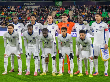 Základná jedenástka hráčov Anglicka pred zápasom D-skupiny kvalifikácie na majstrovstvá Európy 2027 hráčov do 21 rokov Slovensko - Anglicko