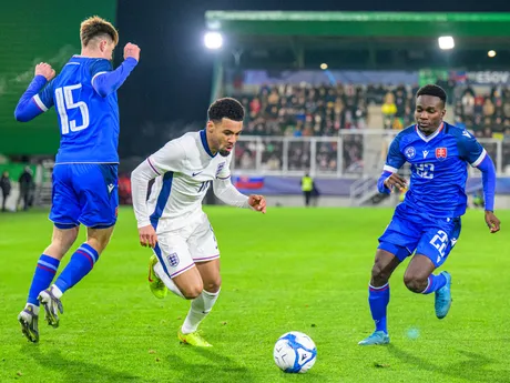 Zľava Daniel Danihel (Slovensko), Ethan Nwaneri (Anglicko) a Samuel Gidi (Slovensko) 