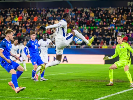 Na snímke uprostred Tyrique George (Anglicko) pri prvom góle Anglicka počas zápasu D-skupiny kvalifikácie na majstrovstvá Európy 2027 hráčov do 21 rokov Slovensko - Anglicko.