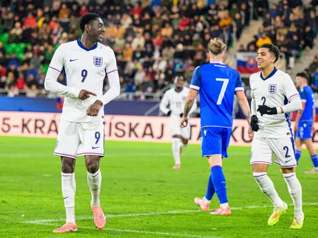 Na snímke v popredí zľava Divin Mubama a Rico Lewis (obaja Anglicko) sa tešia z gólu počas zápasu D-skupiny kvalifikácie na majstrovstvá Európy 2027 hráčov do 21 rokov Slovensko - Anglicko.