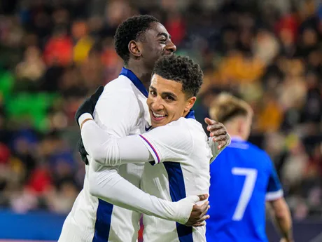 Na snímke zľava Divin Mubama a Rico Lewis (obaja Anglicko) sa tešia z gólu počas zápasu D-skupiny kvalifikácie na majstrovstvá Európy 2027 hráčov do 21 rokov Slovensko - Anglicko.