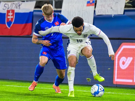 Na snímke zľava Matej Riznič (Slovensko) a Ethan Nwaneri (Anglicko) počas zápasu D-skupiny kvalifikácie na majstrovstvá Európy 2027 hráčov do 21 rokov Slovensko - Anglicko.