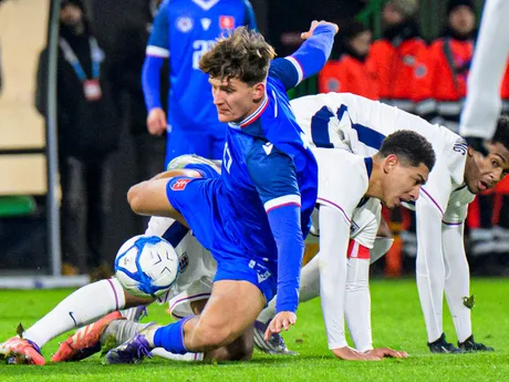 Na snímke v popredí Jakub Pira (Slovensko) počas zápasu D-skupiny kvalifikácie na majstrovstvá Európy 2027 hráčov do 21 rokov Slovensko - Anglicko.