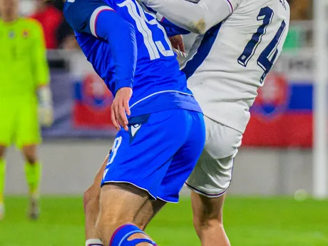 Na snímke zľava Vincent Chyla (Slovensko) a Sydie Peck (Anglicko) počas zápasu D-skupiny kvalifikácie na majstrovstvá Európy 2027 hráčov do 21 rokov Slovensko - Anglicko.