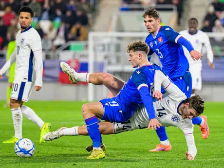 Na snímke vpredu zľava Vincent Chyla (Slovensko) a Sydie Peck (Anglicko) počas zápasu D-skupiny kvalifikácie na majstrovstvá Európy 2027 hráčov do 21 rokov Slovensko - Anglicko.
