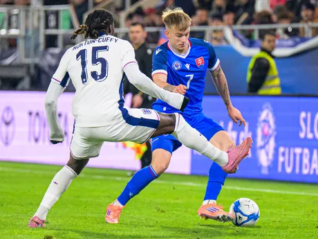 Na snímke zľava Brooke Norton-Cuffy (Anglicko) a Matej Riznič (Slovensko) počas zápasu D-skupiny kvalifikácie na majstrovstvá Európy 2027 hráčov do 21 rokov Slovensko - Anglicko.