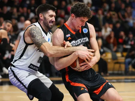 Na snímke zľava Fahro Alihodžič (Prievidza) a Petar Ivančič (Cedevita) bojujú o loptu počas zápasu 6. kola D-skupiny Európskeho pohára (EP) FIBA v basketbale mužov medzi BC Prievidza a chorvátskym klubom KK Cedevita Junior.