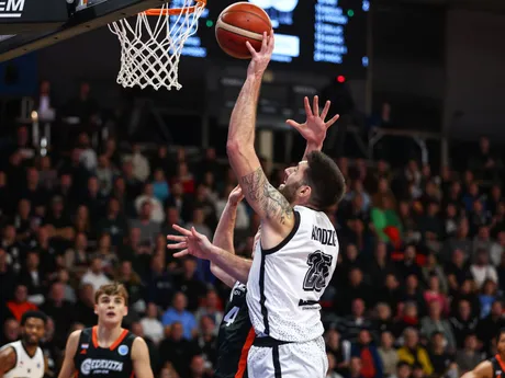 Na snímke v popredí sprava Fahro Alihodžič (Prievidza) a Petar Ivančič (Cedevita) počas zápasu 6. kola D-skupiny Európskeho pohára (EP) FIBA v basketbale mužov medzi BC Prievidza a chorvátskym klubom KK Cedevita Junior.