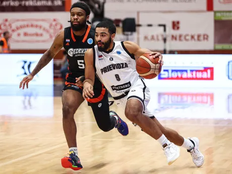 Na snímke sprava Noah Reynolds (Prievidza) a Corey Zyshonne Allen-Williams (Cedevita) bojujú o loptu počas zápasu 6. kola D-skupiny Európskeho pohára (EP) FIBA v basketbale mužov medzi BC Prievidza a chorvátskym klubom KK Cedevita Junior.