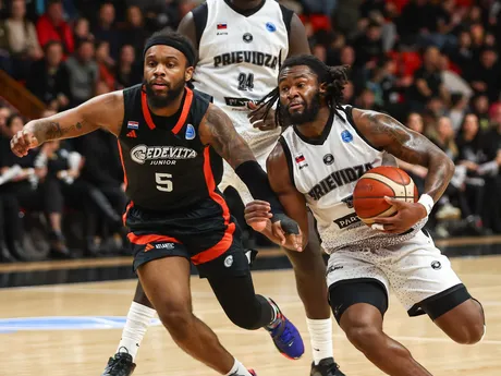 Na snímke sprava Joe Toussaint (Prievidza), Bonke Maring (Prievidza) a Corey Zyshonne Allen-Williams (Cedevita) bojujú o loptu v zápase 6. kola D-skupiny Európskeho pohára (EP) FIBA v basketbale mužov medzi BC Prievidza a chorvátskym klubom KK Cedevita Junior.