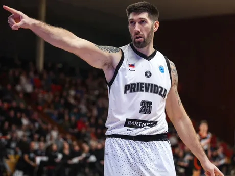 Na snímke hráč Prievidze Fahro Alihodžič gestikuluje v zápase 6. kola D-skupiny Európskeho pohára (EP) FIBA v basketbale mužov medzi BC Prievidza a chorvátskym klubom KK Cedevita Junior.