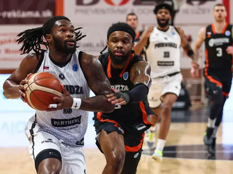 Na snímke v popredí zľava Joe Toussaint (Prievidza) a Corey Zyshonne Allen-Williams (Cedevita) bojujú o loptu počas zápasu 6. kola D-skupiny Európskeho pohára (EP) FIBA v basketbale mužov medzi BC Prievidza a chorvátskym klubom KK Cedevita Junior.