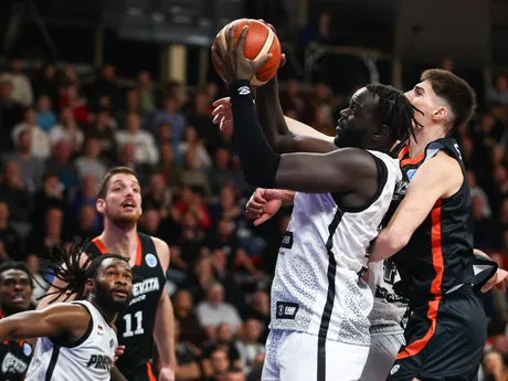 Na snímke v popredí zľava Bonke Maring (Prievidza) a Dino Subašič (Cedevita) bojujú o loptu v zápase 6. kola D-skupiny Európskeho pohára (EP) FIBA v basketbale mužov medzi BC Prievidza a chorvátskym klubom KK Cedevita Junior.