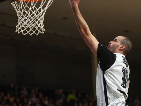 Na snímke hráč Prievidze Dalibor Hlivák dáva kôš v zápase 6. kola D-skupiny Európskeho pohára (EP) FIBA v basketbale mužov medzi BC Prievidza a chorvátskym klubom KK Cedevita Junior.