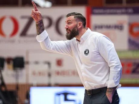 Na snímke hlavný tréner BC Prievidza Gareth Murray gestikuluje počas zápasu 6. kola D-skupiny Európskeho pohára (EP) FIBA v basketbale mužov medzi BC Prievidza a chorvátskym klubom KK Cedevita Junior.
