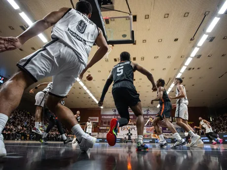 Na snímke hráči obidvoch tímov bojujú o loptu v zápase 6. kola D-skupiny Európskeho pohára (EP) FIBA v basketbale mužov medzi BC Prievidza a chorvátskym klubom KK Cedevita Junior.