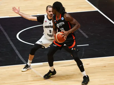 Na snímke zľava Dalibor Hlivák (Prievidza) a Clarence Oliver Daniels II (Cedevita) bojujú o loptu počas kľúčového zápasu 6. kola D-skupiny Európskeho pohára (EP) FIBA v basketbale mužov medzi BC Prievidza a chorvátskym klubom KK Cedevita Junior.