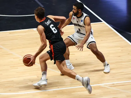 Na snímke sprava Noah Reynolds (Prievidza) a Niko Sare (Cedevita) bojujú o loptu počas kľúčového zápasu 6. kola D-skupiny Európskeho pohára (EP) FIBA v basketbale mužov medzi BC Prievidza a chorvátskym klubom KK Cedevita Junior v Prievidzi.