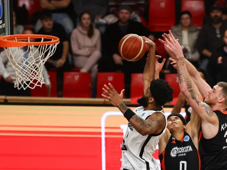 Na snímke zľava Naje Smith (Prievidza), Luka Stojič a Ivan Karačič (obaja Cedevita) počas kľúčového zápasu 6. kola D-skupiny Európskeho pohára (EP) FIBA v basketbale mužov medzi BC Prievidza a chorvátskym klubom KK Cedevita Junior v Prievidzi.