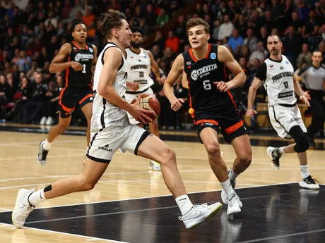 Na snímke v popredí zľava Dávid Novák (Prievidza) a Niko Sare (Cedevita) počas kľúčového zápasu 6. kola D-skupiny Európskeho pohára (EP) FIBA v basketbale mužov medzi BC Prievidza a chorvátskym klubom KK Cedevita Junior v Prievidzi.
