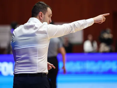 Na snímke hlavný tréner KK Cedevita Junior  Hrvoje Radanovič gestikuluje počas kľúčového zápasu 6. kola D-skupiny Európskeho pohára (EP) FIBA v basketbale mužov medzi BC Prievidza a chorvátskym klubom KK Cedevita Junio.