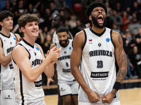 Na snímke basketbalisti Prievidze v popredí zľava Patrik Hričo a Naje Smith (obaja Prievidza) sa tešia z výhry 83:64 po kľúčovom zápase 6. kola D-skupiny Európskeho pohára (EP) FIBA v basketbale mužov medzi BC Prievidza a chorvátskym klubom KK Cedevita Junior v Prievidzi.