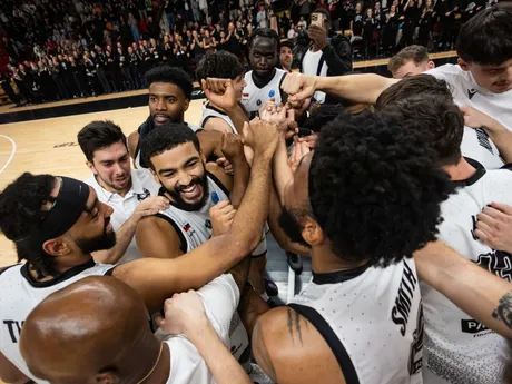 Na snímke basketbalisti Prievidze sa tešia z výhry 83:64 po kľúčovom zápase 6. kola D-skupiny Európskeho pohára (EP) FIBA v basketbale mužov medzi BC Prievidza a chorvátskym klubom KK Cedevita Junior v Prievidzi.