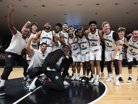 Na snímke basketbalisti Prievidze sa tešia z výhry 83:64 po kľúčovom zápase 6. kola D-skupiny Európskeho pohára (EP) FIBA v basketbale mužov medzi BC Prievidza a chorvátskym klubom KK Cedevita Junior.