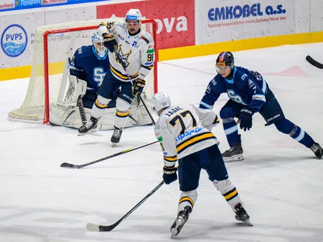 Zľava brankár Henri Kiviaho (Slovan), Damien Giroux, Nolan James Zajac (obaja Spišská Nová Ves), Andrej Fabuš (Slovan) 