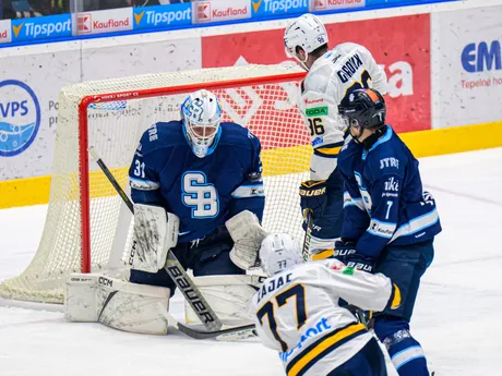 Zľava brankár Henri Kiviaho (Slovan), Nolan James Zajac, Damien Giroux (obaja Spišská Nová Ves), Andrej Fabuš (Slovan) 