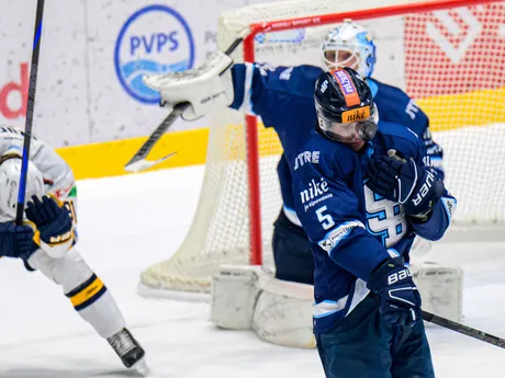 Vpravo vpredu Patrik Bačík (Slovan) počas zápasu 24. kola hokejovej Tipsport ligy HK Spišská Nová Ves - HC Slovan Bratislava