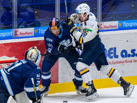 Zľava brankár Henri Kiviaho, Sena Wendell Acolatse (obaja Slovan), Damien Giroux (Spišská Nová Ves)