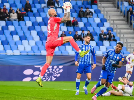 Zľava Matúš Macík (Slovan), Kenan Bajrić (Slovan) a Cesar Blackman (Slovan) počas zápasu 14. kola Niké ligy ŠK Slovan Bratislava - KFC Komárno