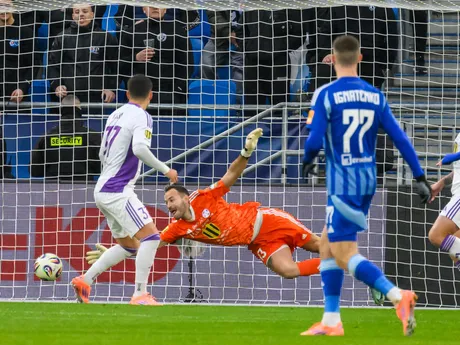 Brankár Benjamín Száraz (Komárno) počas gólu v zápase 14. kola Niké ligy ŠK Slovan Bratislava - KFC Komárno
