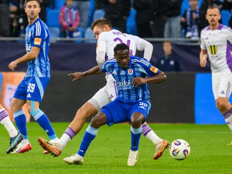 Zľava Andraž Šporar (Slovan), Ondrěj Rudzan (Komárno), Kelvin Ofori (Slovan) a Róbert Pillár (Komárno) počas zápasu 14. kola Niké ligy ŠK Slovan Bratislava - KFC Komárno