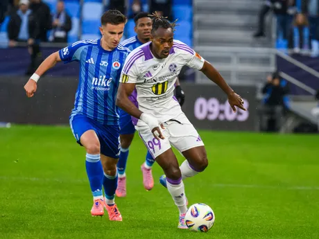 Zľava Artur Gajdoš (Slovan) a Elvis Mashike (Komárno) počas zápasu 14. kola Niké ligy ŠK Slovan Bratislava - KFC Komárno