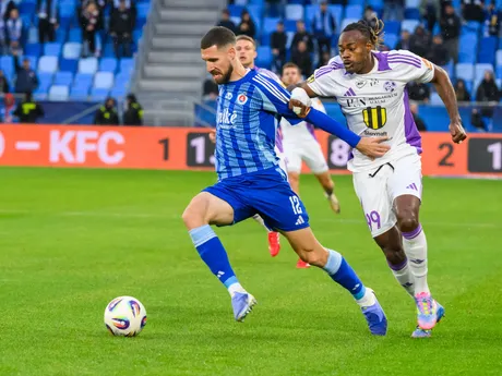 Zľava Kenan Bajrić (Slovan) a Elvis Mashike (Komárno) počas zápasu 14. kola Niké ligy ŠK Slovan Bratislava - KFC Komárno