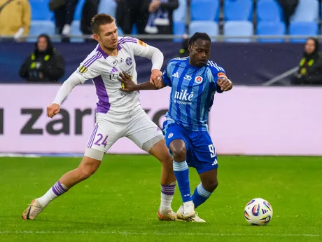Zľava Ondrěj Rudzan (Komárno) a Kelvin Ofori (Slovan) počas zápasu 14. kola Niké ligy ŠK Slovan Bratislava - KFC Komárno