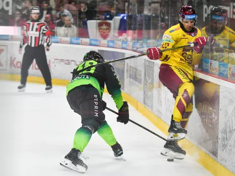 Na snímke sprava Adam Drgoň z Trenčína a Ryder Jade Korczak zo Žiliny v zápase 17. kola hokejovej Tipsport ligy medzi HK Dukla Trenčín a Vlci Žilina.