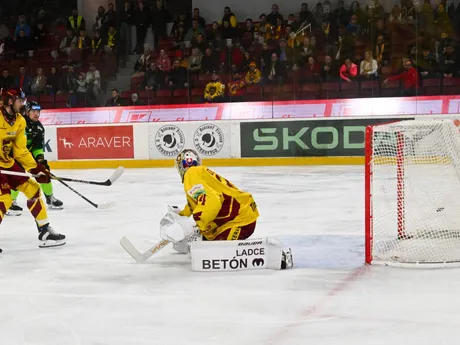 Na snímke sprava brankár Dávid Hrenák z Trenčína, Miroslav Mucha zo Žiliny a Juraj Mikuš z Trenčína v zápase 17. kola hokejovej Tipsport ligy medzi HK Dukla Trenčín a Vlci Žilina.