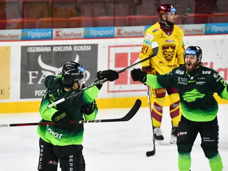 Na snímke radosť hokejistov Žiliny po prvom góle v zápase 17. kola hokejovej Tipsport ligy medzi HK Dukla Trenčín a Vlci Žilina.