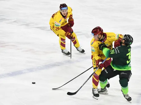 Na snímke zľava Raimonds Mikus Vitolinš z Trenčína, Jaedon Descheneau z Trenčína a Jozef Baláž zo Žiliny v zápase 17. kola hokejovej Tipsport ligy medzi HK Dukla Trenčín a Vlci Žilina.