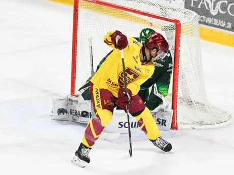 Na snímke zľava Jordan Raymond Bellerive z Trenčína a brankár Connor LaCouvee zo Žiliny v zápase 17. kola hokejovej Tipsport ligy medzi HK Dukla Trenčín a Vlci Žilina.